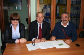 La firma della convenzione con i rappresentanti del Comune di Girifalco